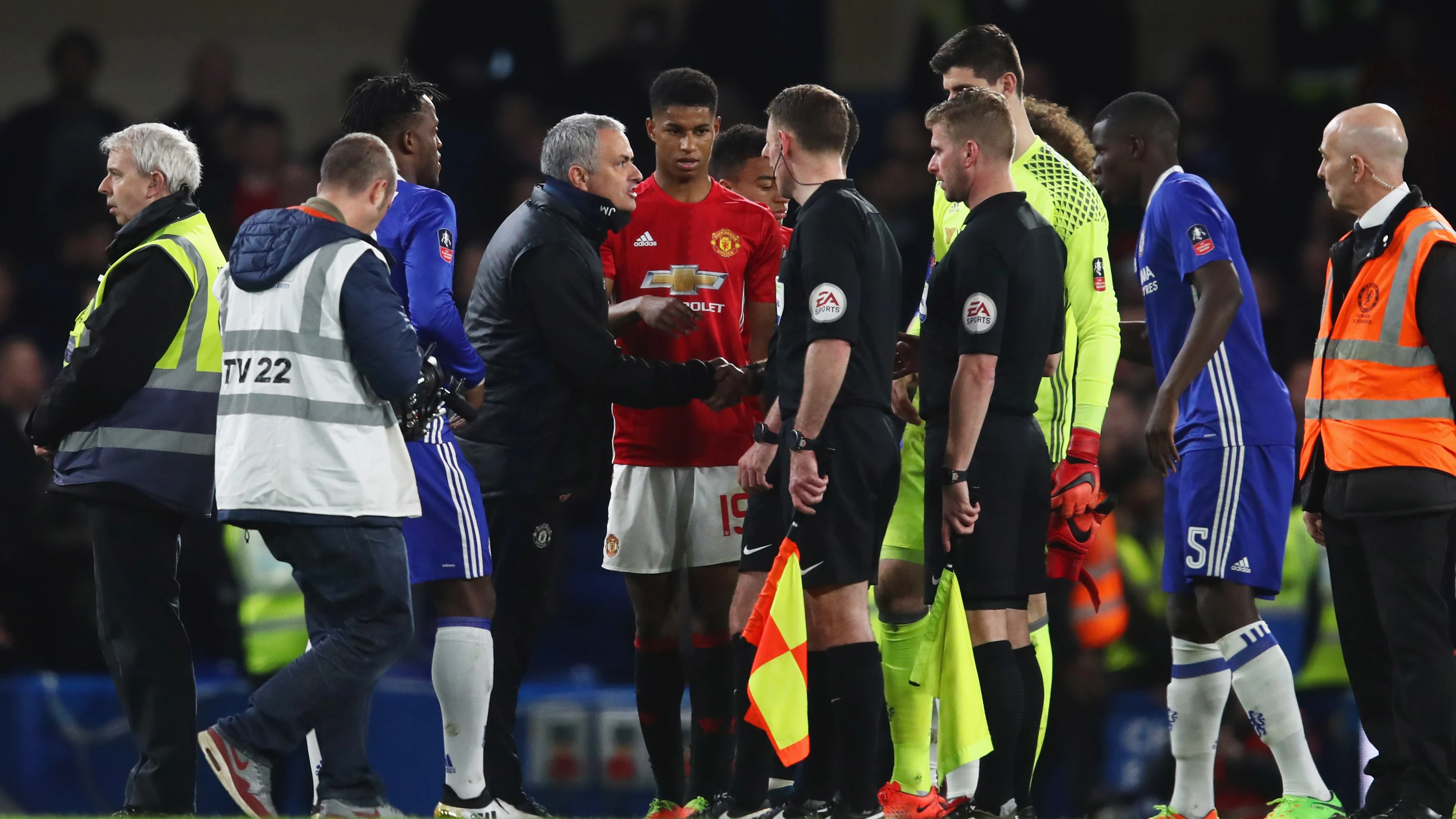 Mourinho protesta una jugada en el partido ante el Chelsea