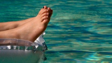Pies en la piscina