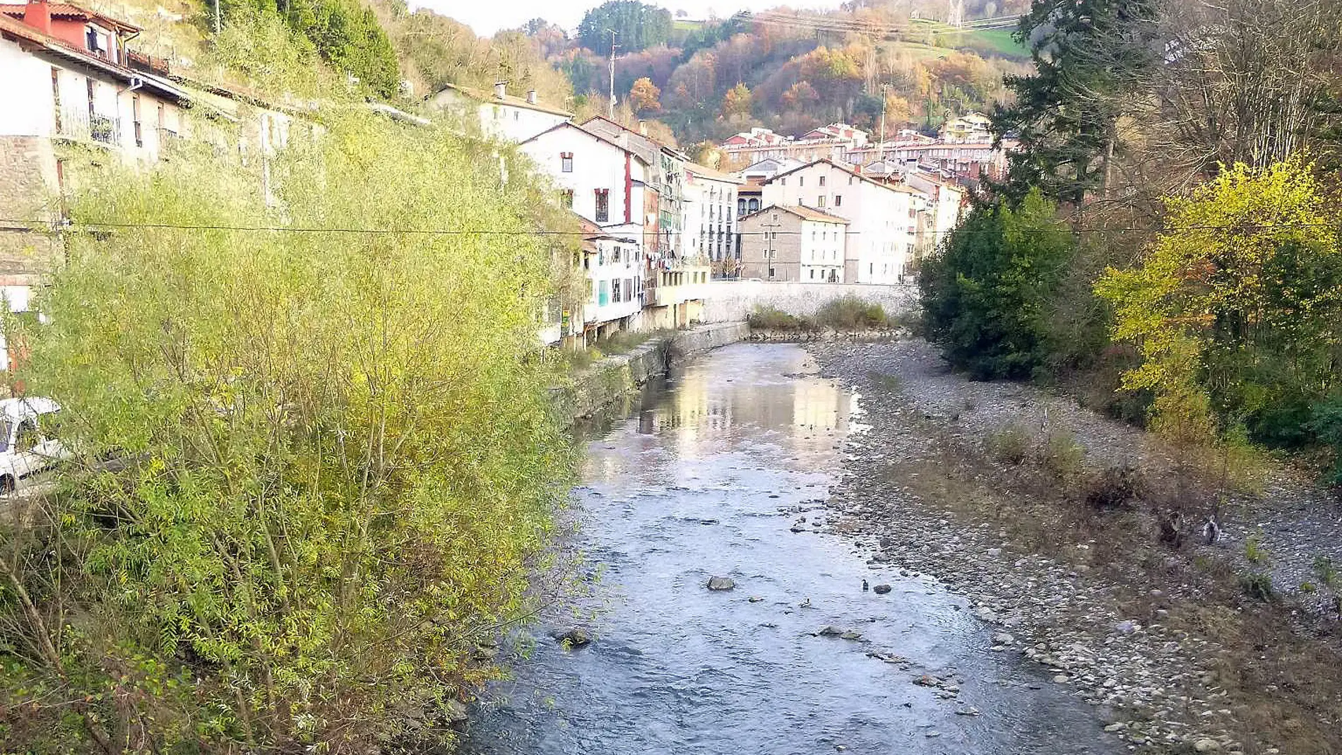 Punto de muestreo situado en la zona media de la cuenca del Deba.