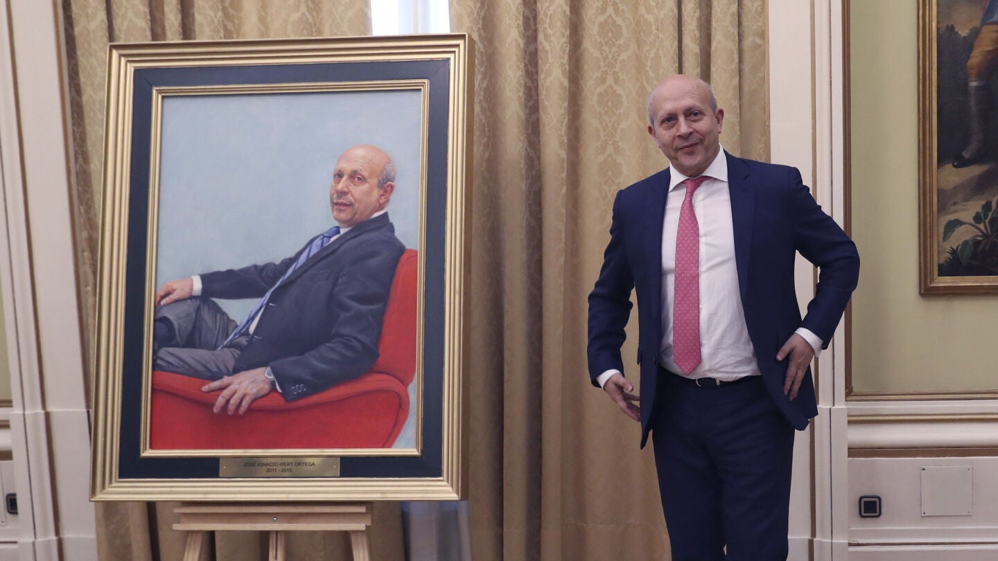 El exministro de Educaci&oacute;n, Jos&eacute; Ignacio Wert, posa junto a su retrato