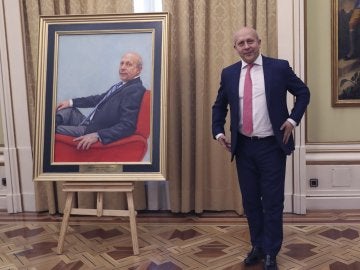 El exministro de Educación, José Ignacio Wert, posa junto a su retrato El exministro de Educación, José Ignacio Wert, posa junto a su retrato