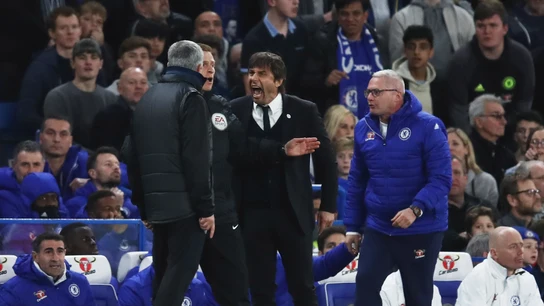 Conte y Mourinho discuten en la banda de Stamford Bridge Conte y Mourinho discuten en la banda de Stamford Bridge