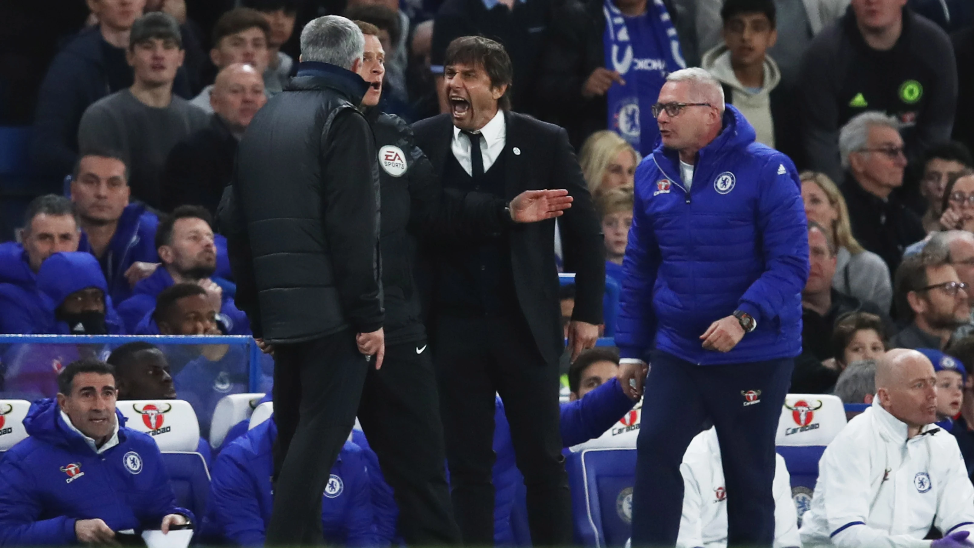 Conte y Mourinho discuten en la banda de Stamford Bridge