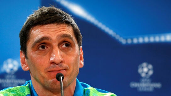 Tayfun Korkut, t&eacute;cnico del Bayer Leverkusen, en rueda de prensa