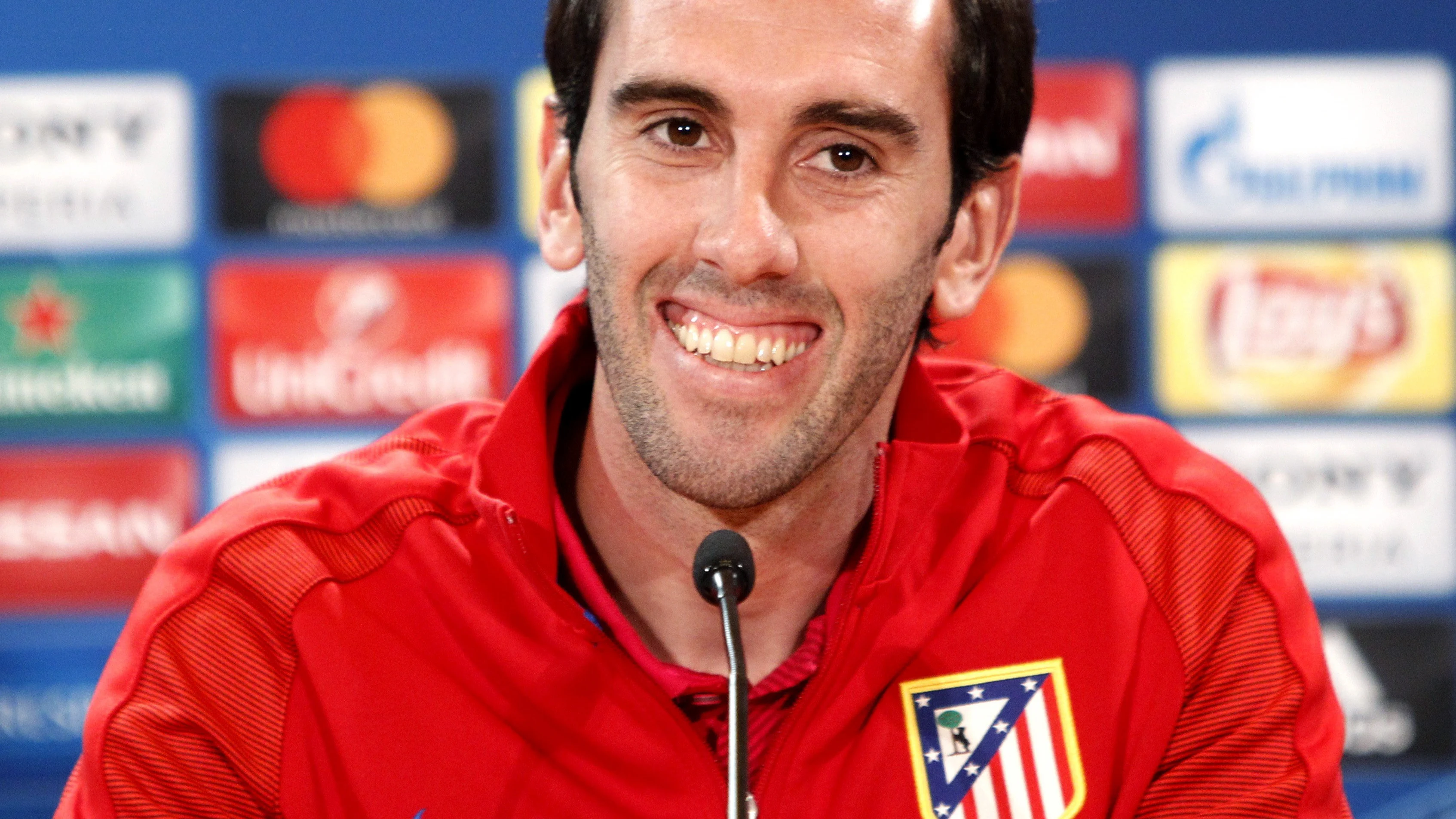 Diego Godín en rueda de prensa