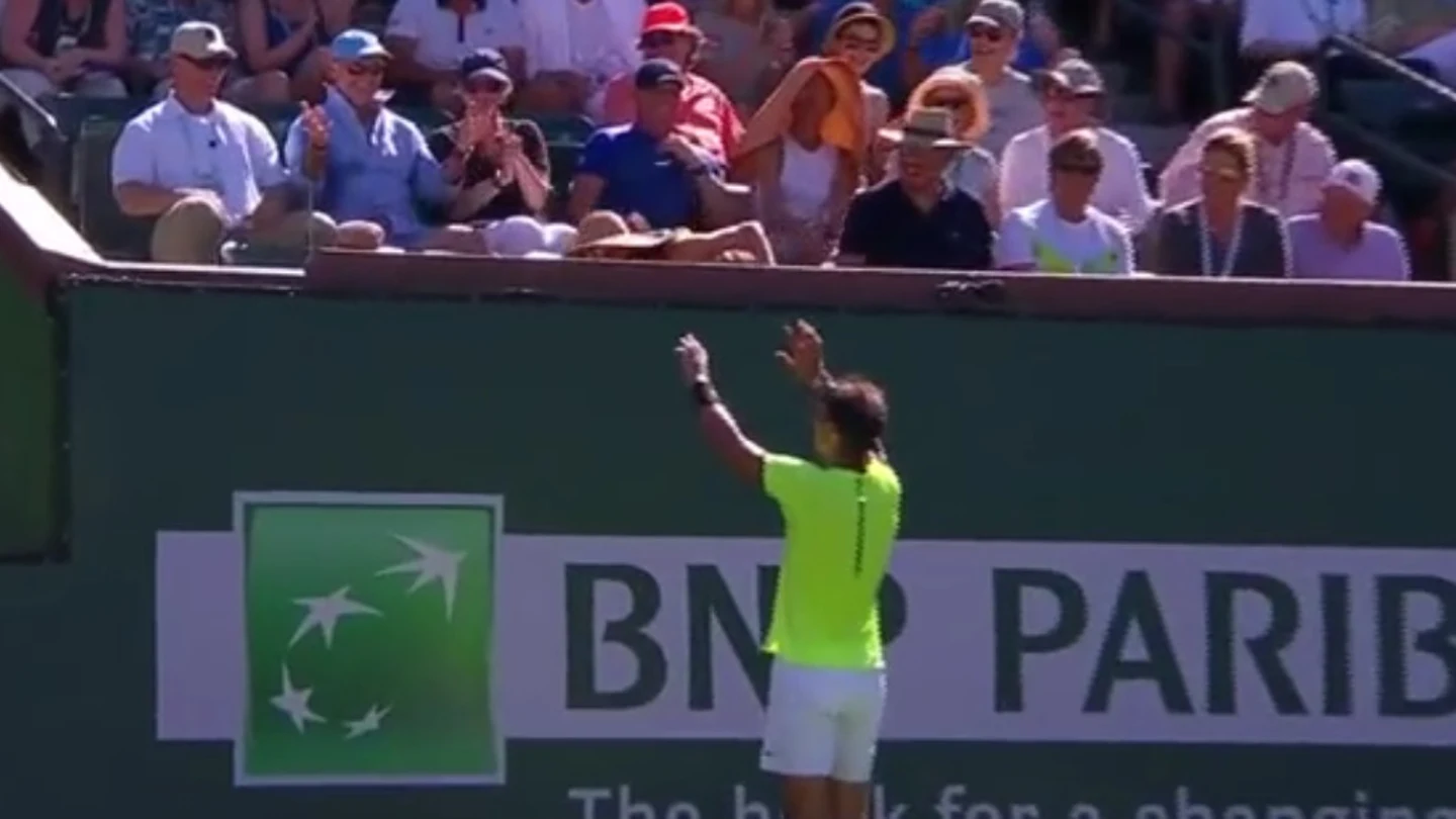 Nadal pidiendo al público que le devuelvan la raqueta tras lanzarla al aire Nadal pidiendo al público que le devuelvan la raqueta tras lanzarla al aire