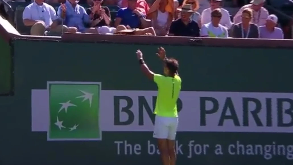 Nadal pidiendo al público que le devuelvan la raqueta tras lanzarla al aire Nadal pidiendo al público que le devuelvan la raqueta tras lanzarla al aire