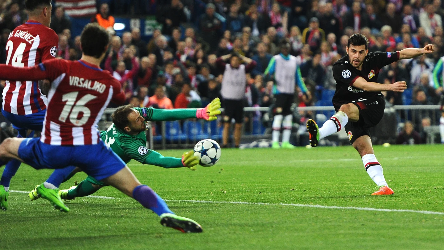 Oblak realiza una parada ante Kevin Volland Oblak realiza una parada ante Kevin Volland