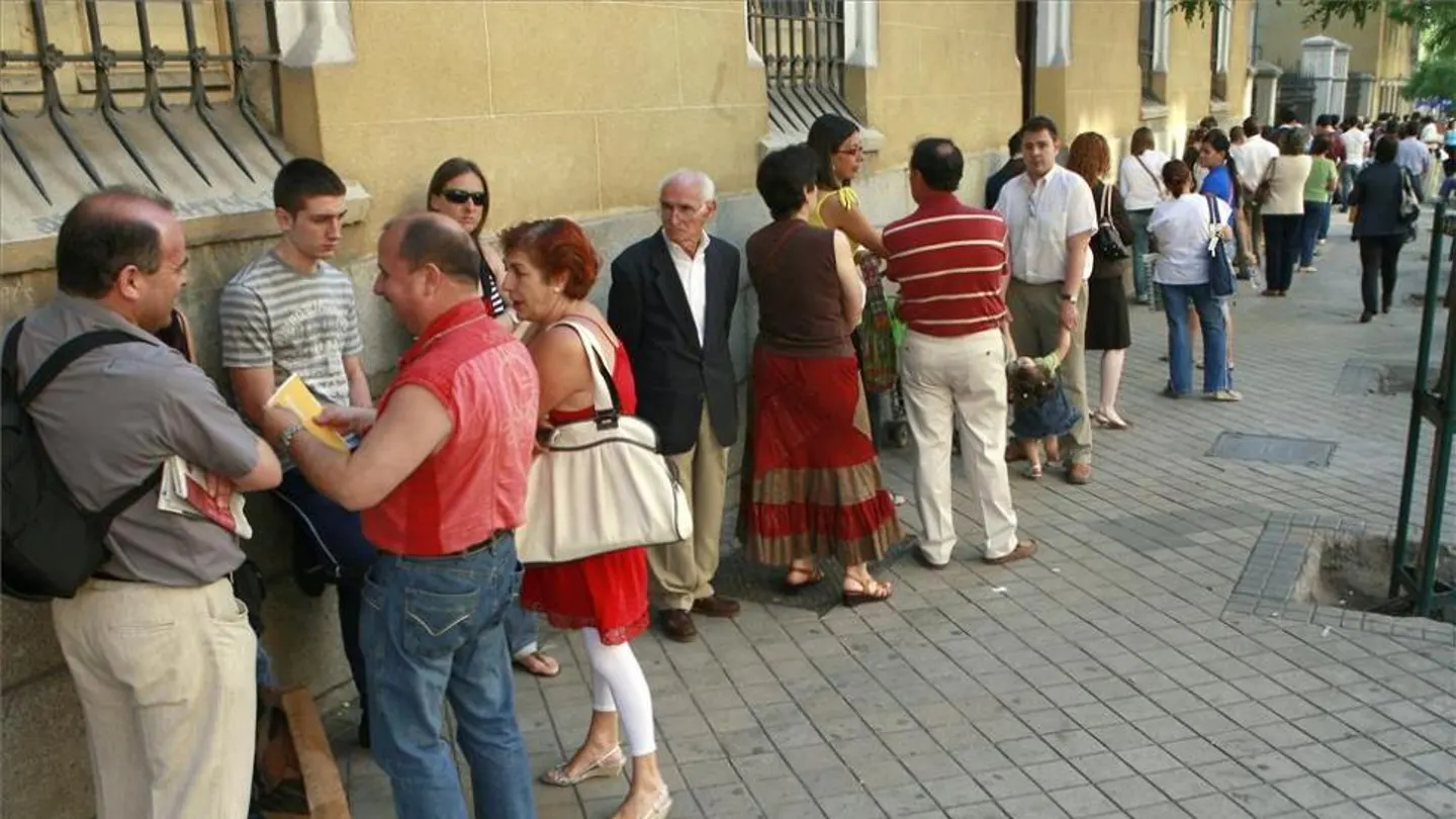 Colas para renovar el DNI en Madrid Colas para renovar el DNI en Madrid