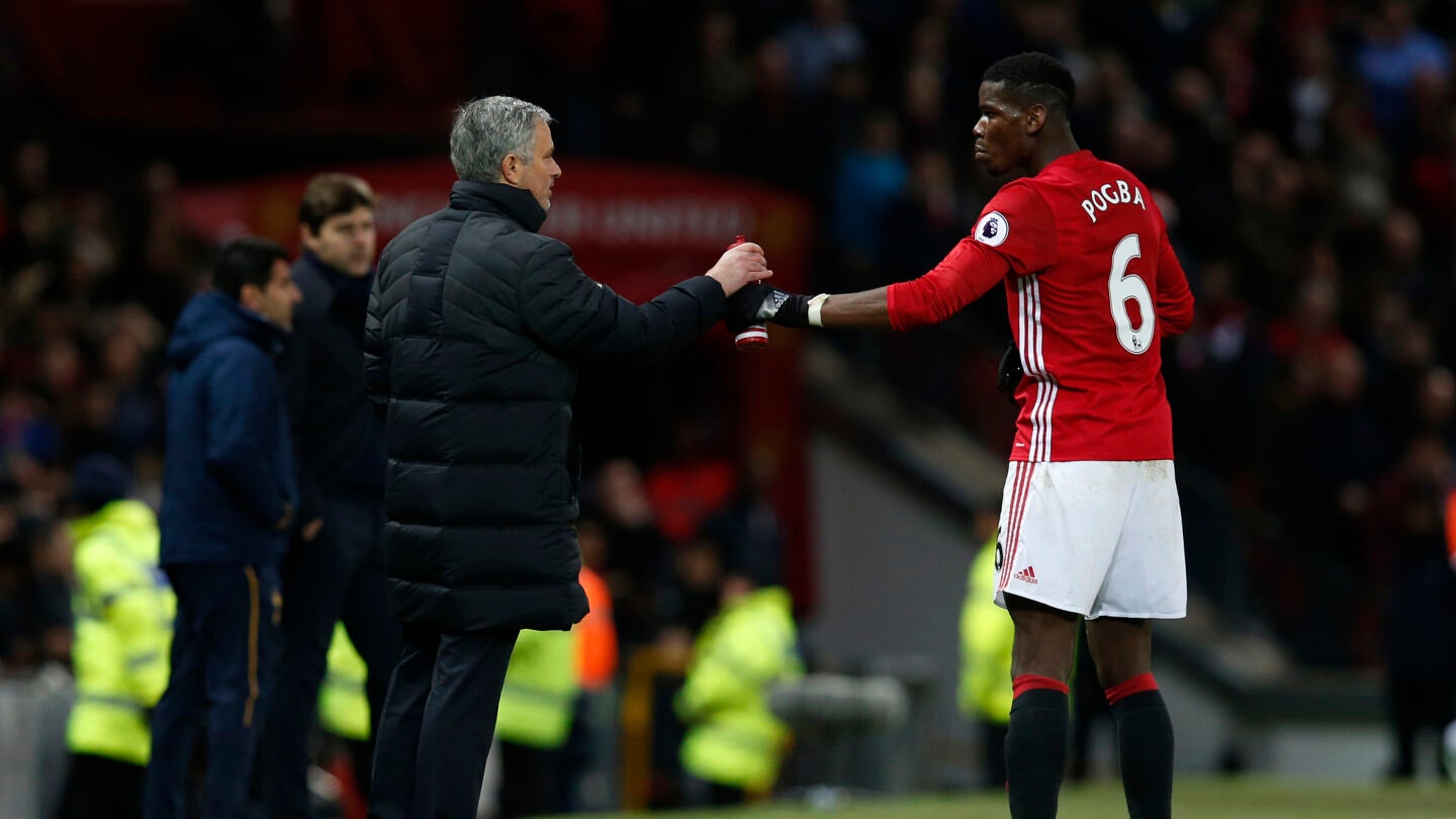 Mourinho y Pogba, en un partido del Manchester United