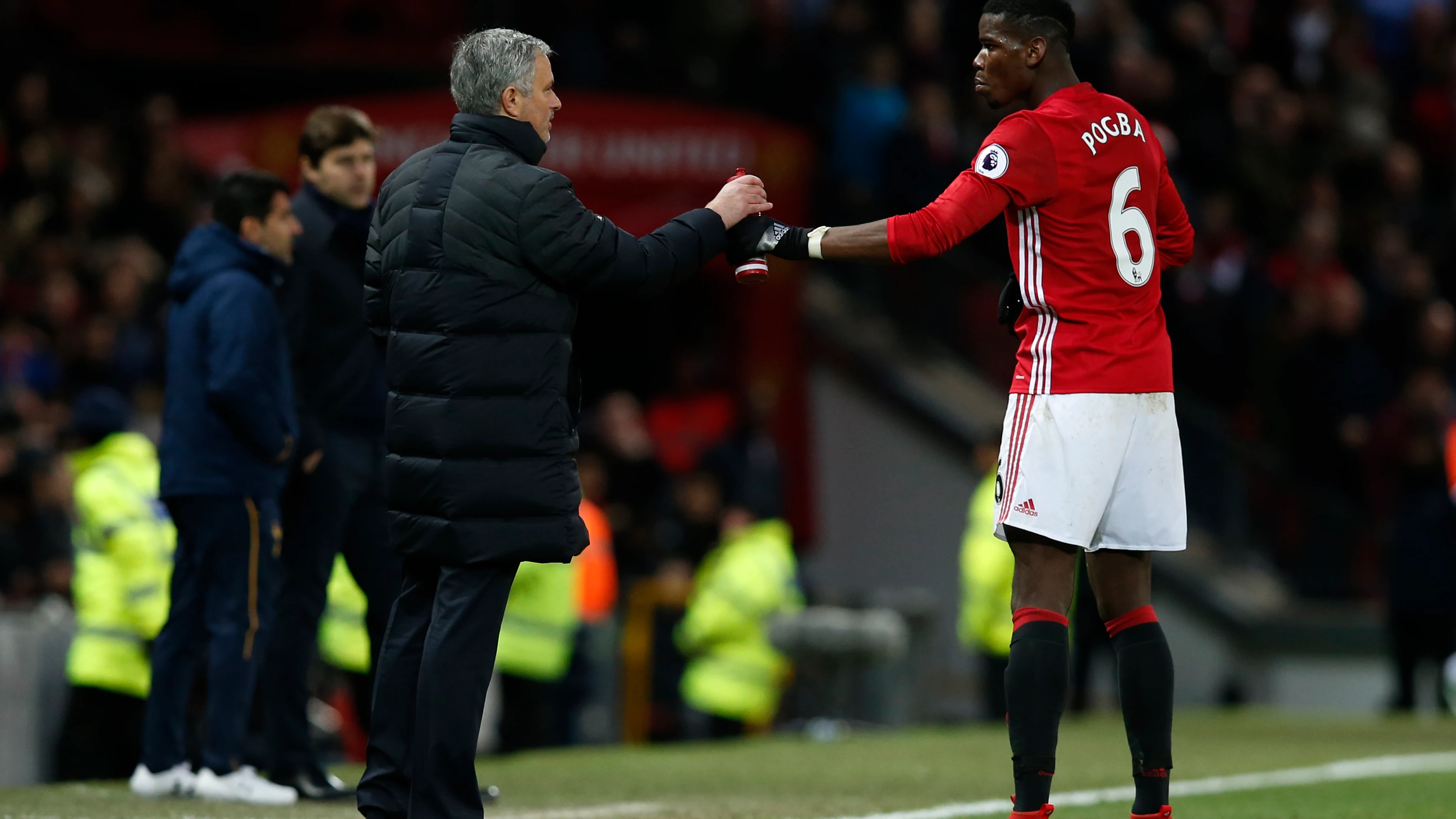 Mourinho y Pogba, en un partido del Manchester United