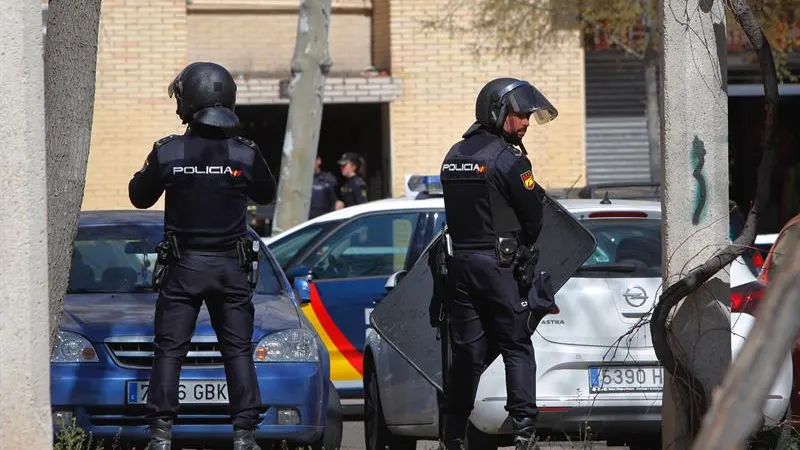 Efectivos de la Policía Nacional en el barrio de Orcasitas