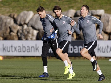 Remiro, en un entrenamiento del Athletic junto a Yeray Álvarez y Óscar de Marcos Remiro, en un entrenamiento del Athletic junto a Yeray Álvarez y Óscar de Marcos