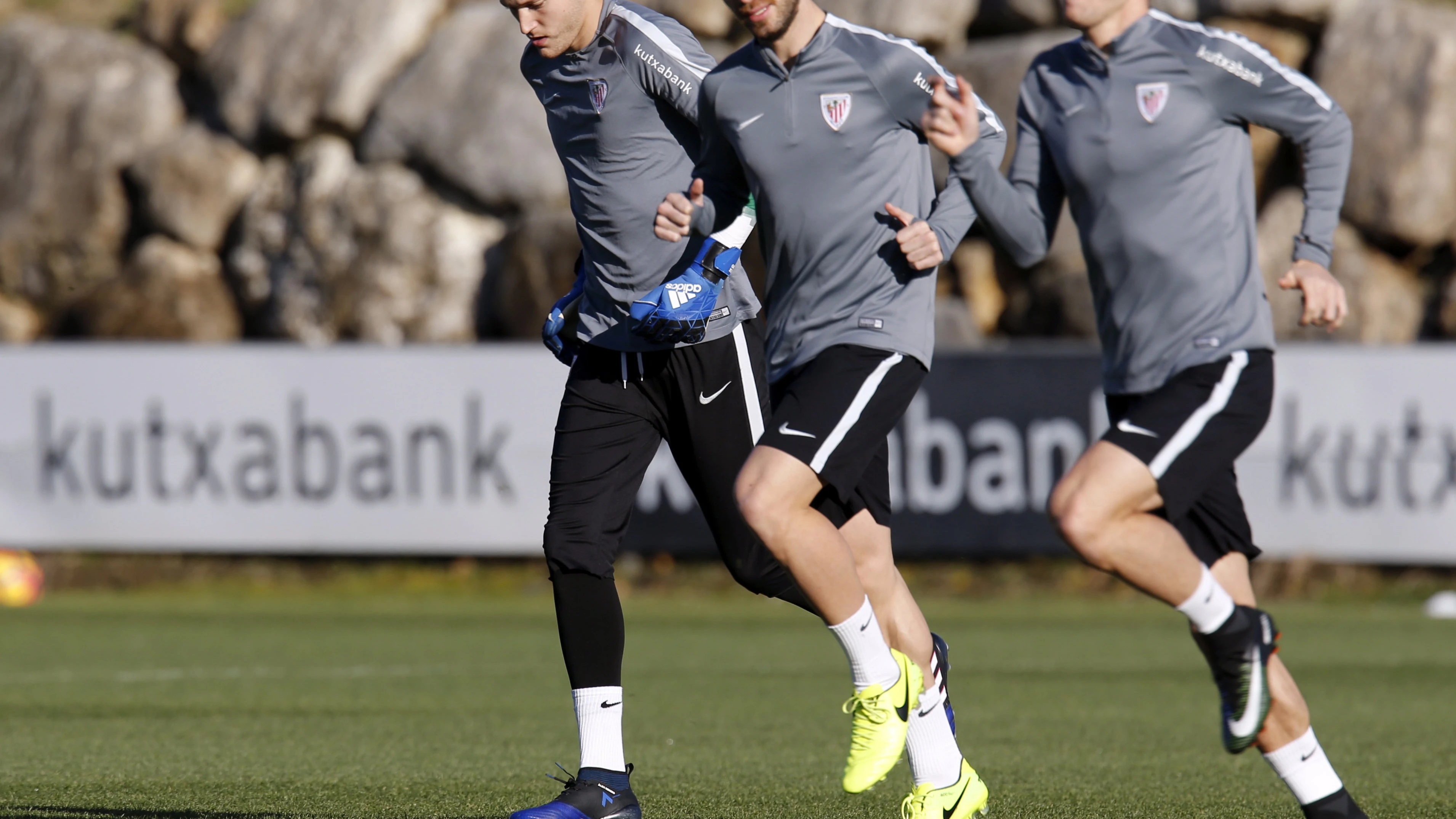 Remiro, en un entrenamiento del Athletic junto a Yeray Álvarez y Óscar de Marcos