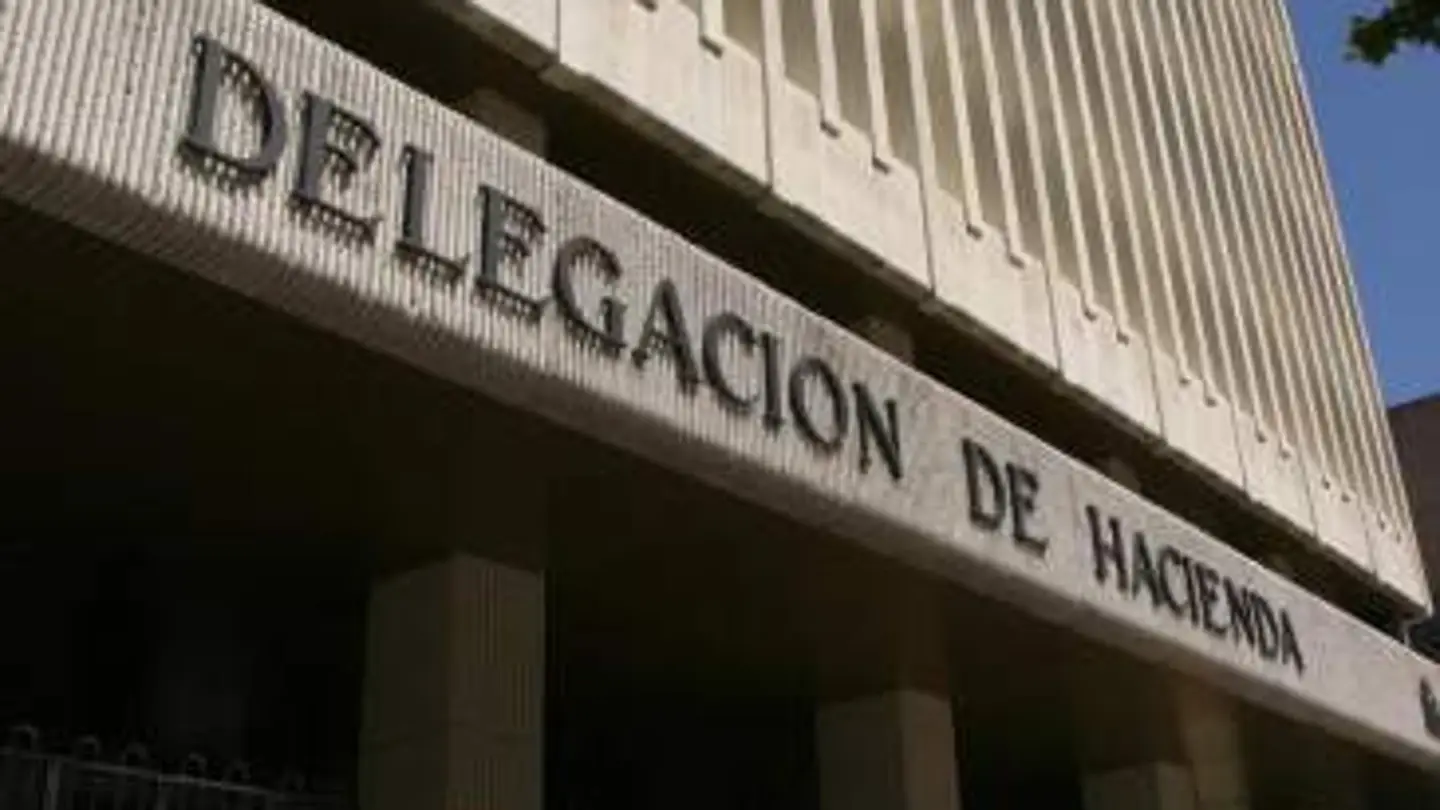 Fachada de una Delegación de Hacienda Fachada de una Delegación de Hacienda