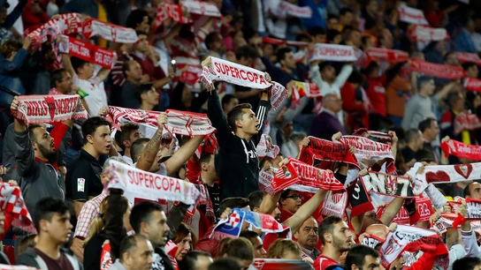 Aficionados sevillistas durante un encuentro del Sevilla Aficionados sevillistas durante un encuentro del Sevilla