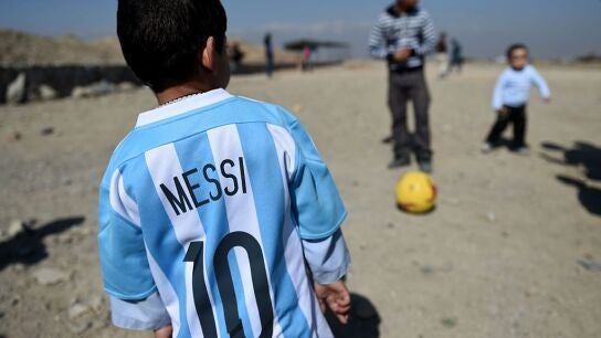 Ni&ntilde;o sirio con la camiseta de Messi