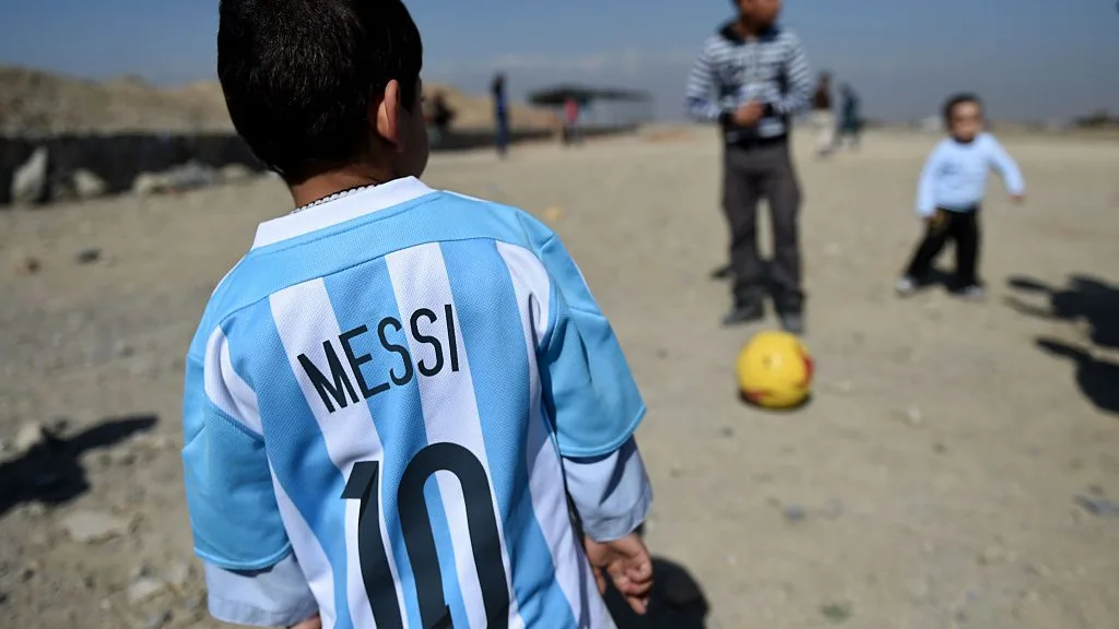Niño sirio con la camiseta de Messi Niño sirio con la camiseta de Messi