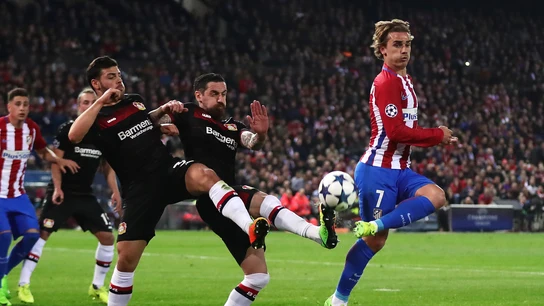 Griezmann trata de rematar ante la defensa del Leverkusen Griezmann trata de rematar ante la defensa del Leverkusen