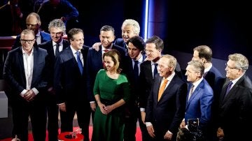 Los candidatos posan tras el debate antes del inicio de la jornada electoral en Holanda