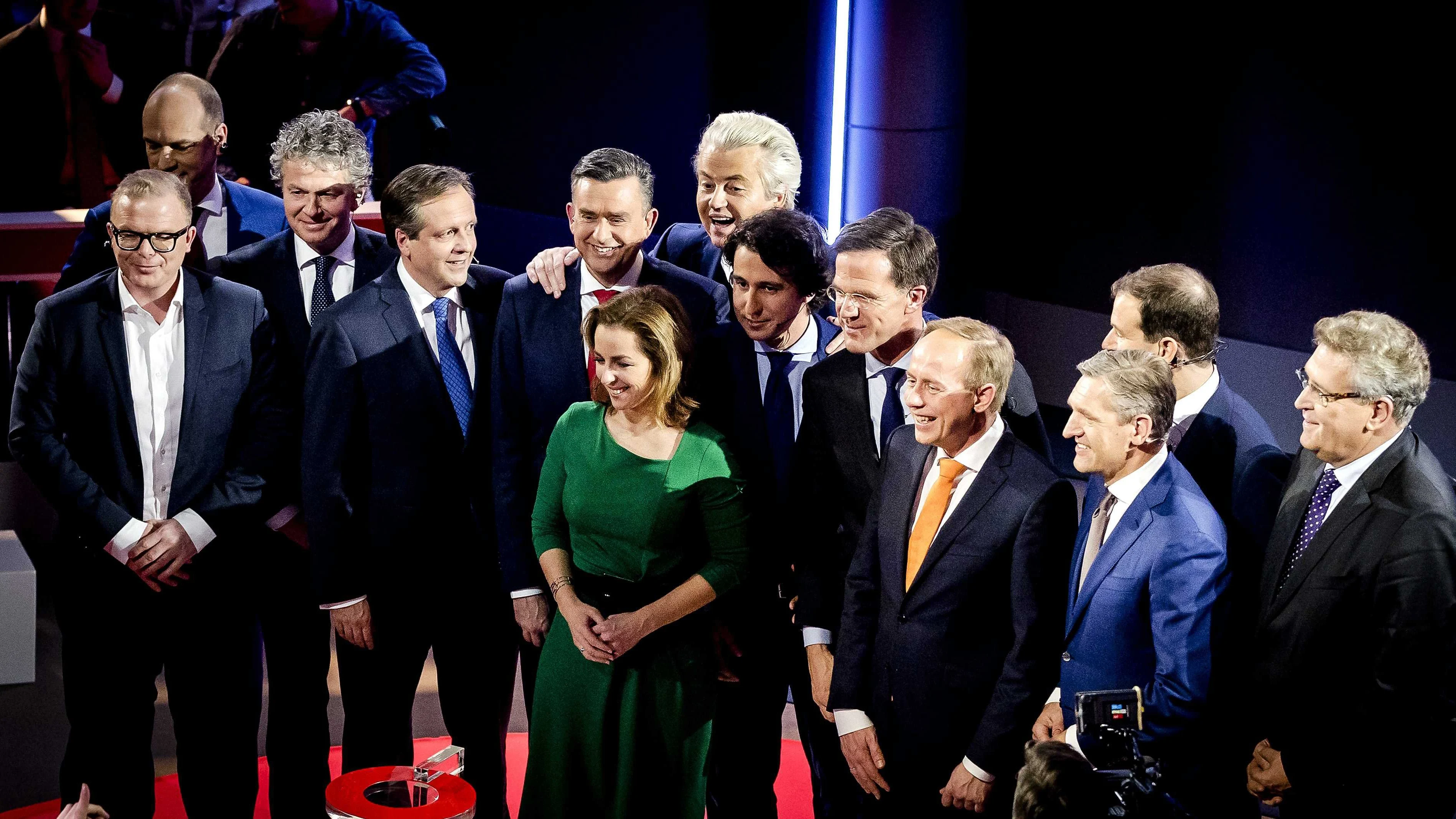 Los candidatos posan tras el debate antes del inicio de la jornada electoral en Holanda