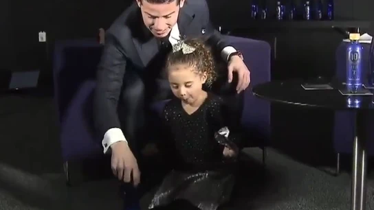 James intentado el reto de la botella junto a su hija Salomé James intentado el reto de la botella junto a su hija Salomé