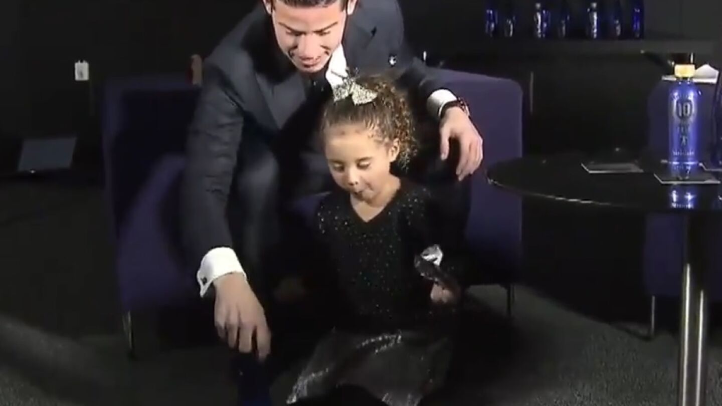 James intentado el reto de la botella junto a su hija Salom&eacute;