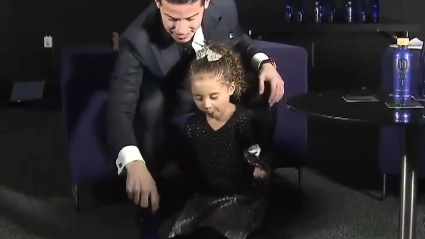 James intentado el reto de la botella junto a su hija Salomé James intentado el reto de la botella junto a su hija Salomé