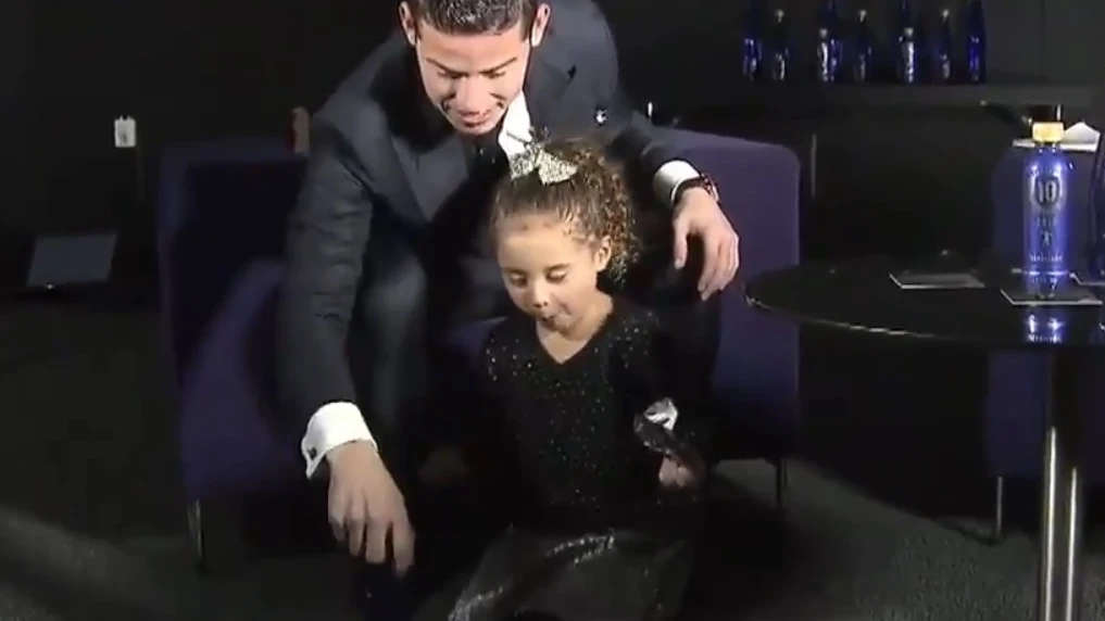James intentado el reto de la botella junto a su hija Salomé James intentado el reto de la botella junto a su hija Salomé