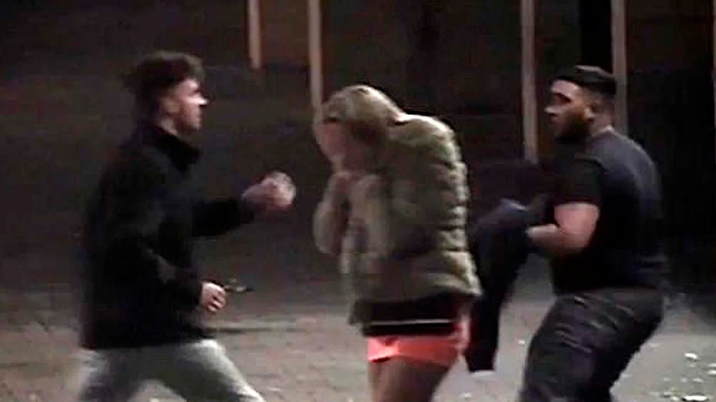 Una pareja es agredida brutalmente por un grupo en plena calle Una pareja es agredida brutalmente por un grupo en plena calle