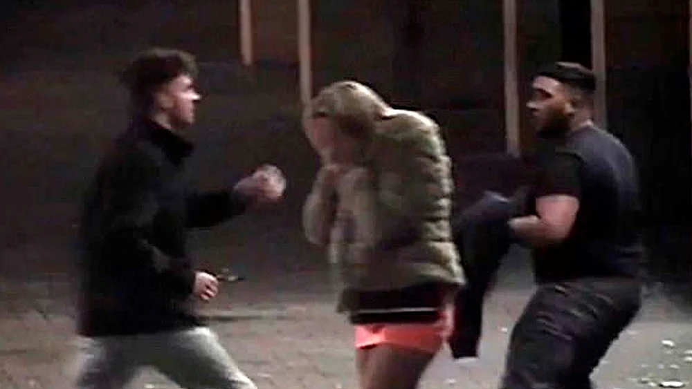 Una pareja es agredida brutalmente por un grupo en plena calle