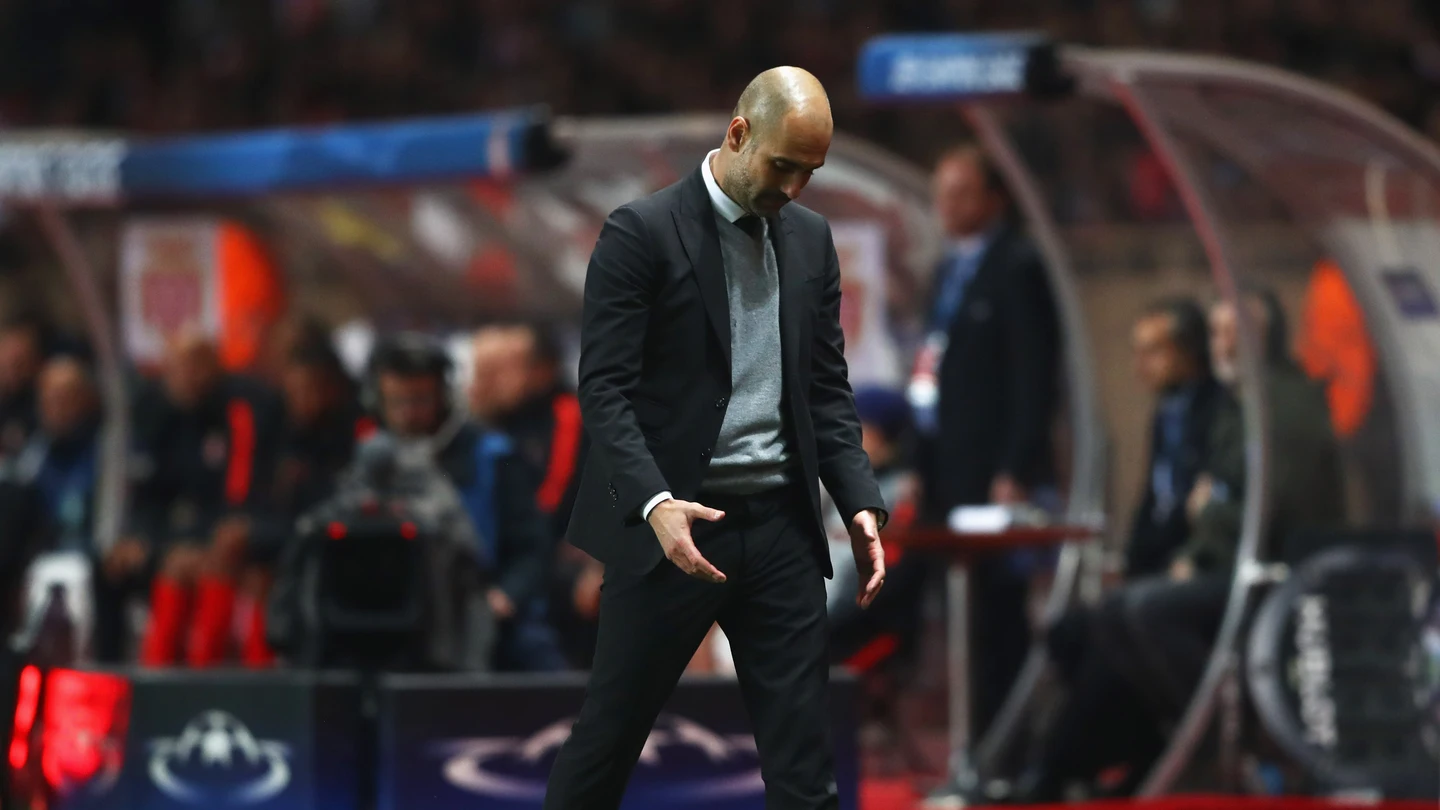 Guardiola, cabizbajo en la banda del Louis II Guardiola, cabizbajo en la banda del Louis II