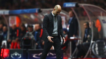 Guardiola, cabizbajo en la banda del Louis II