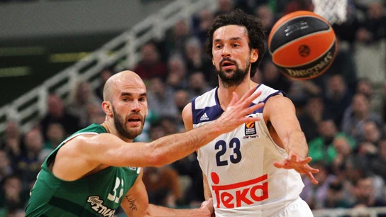 Sergio Llull da un pase ante la presión de Nick Calathes Sergio Llull da un pase ante la presión de Nick Calathes