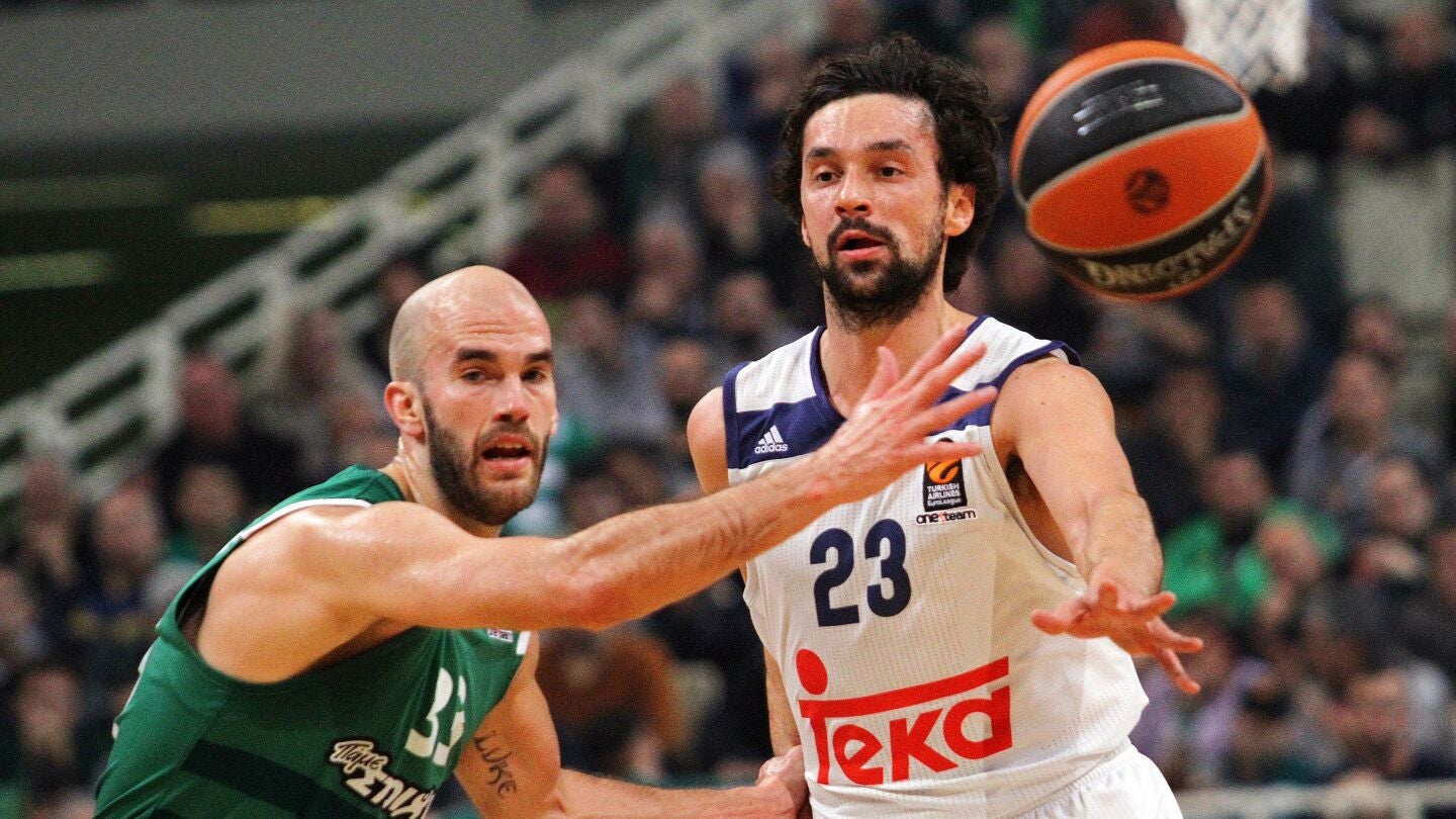 Sergio Llull da un pase ante la presi&oacute;n de Nick Calathes