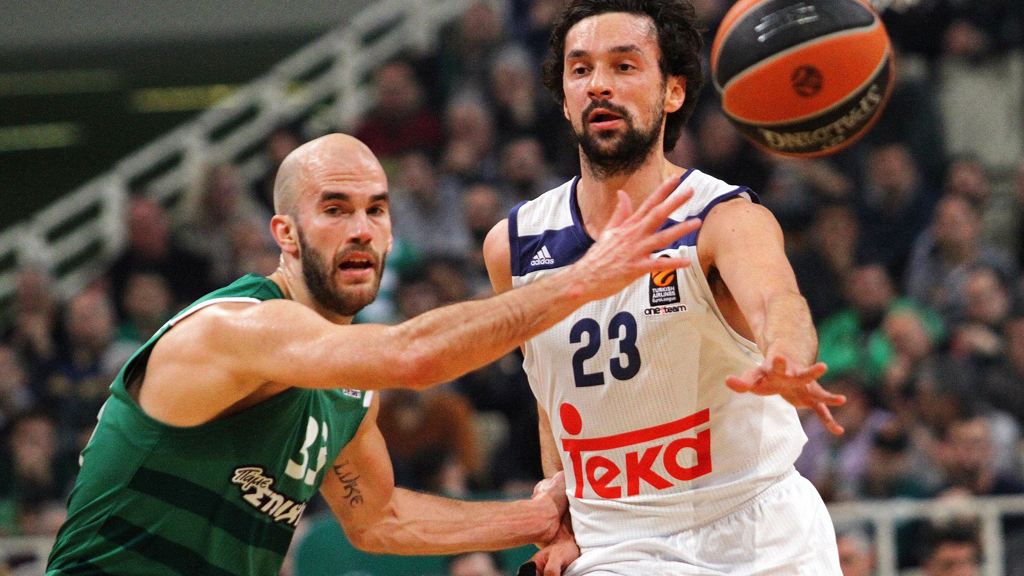 Sergio Llull da un pase ante la presión de Nick Calathes