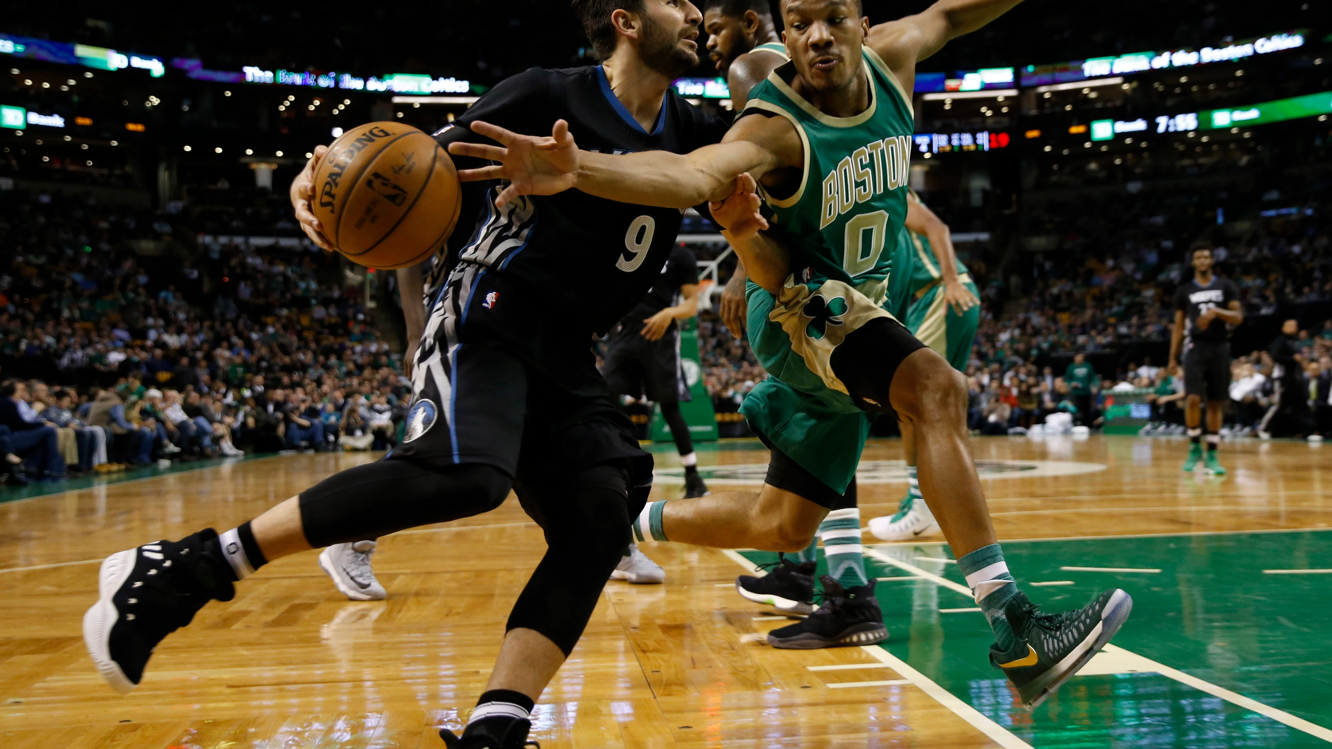 Ricky Rubio penetra a canasta ante la defensa de Avery Bradley