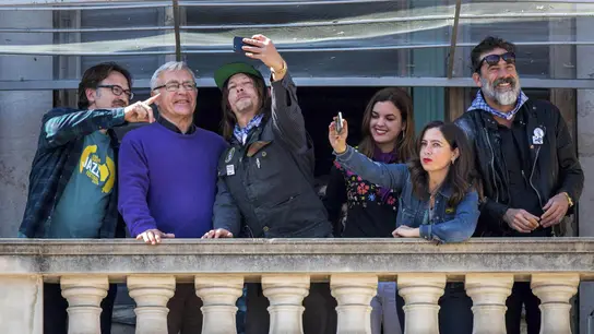 Los actores de 'The Walking Dead' disfrutan de la mascletà Los actores de 'The Walking Dead' disfrutan de la mascletà