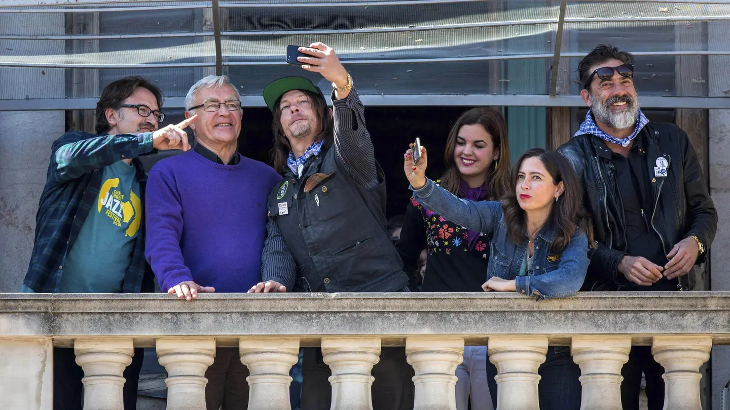Los actores de 'The Walking Dead' disfrutan de la mascletà Los actores de 'The Walking Dead' disfrutan de la mascletà