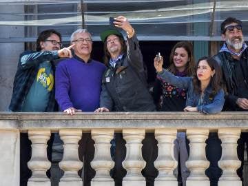 Los actores de 'The Walking Dead' disfrutan de la mascletà Los actores de 'The Walking Dead' disfrutan de la mascletà