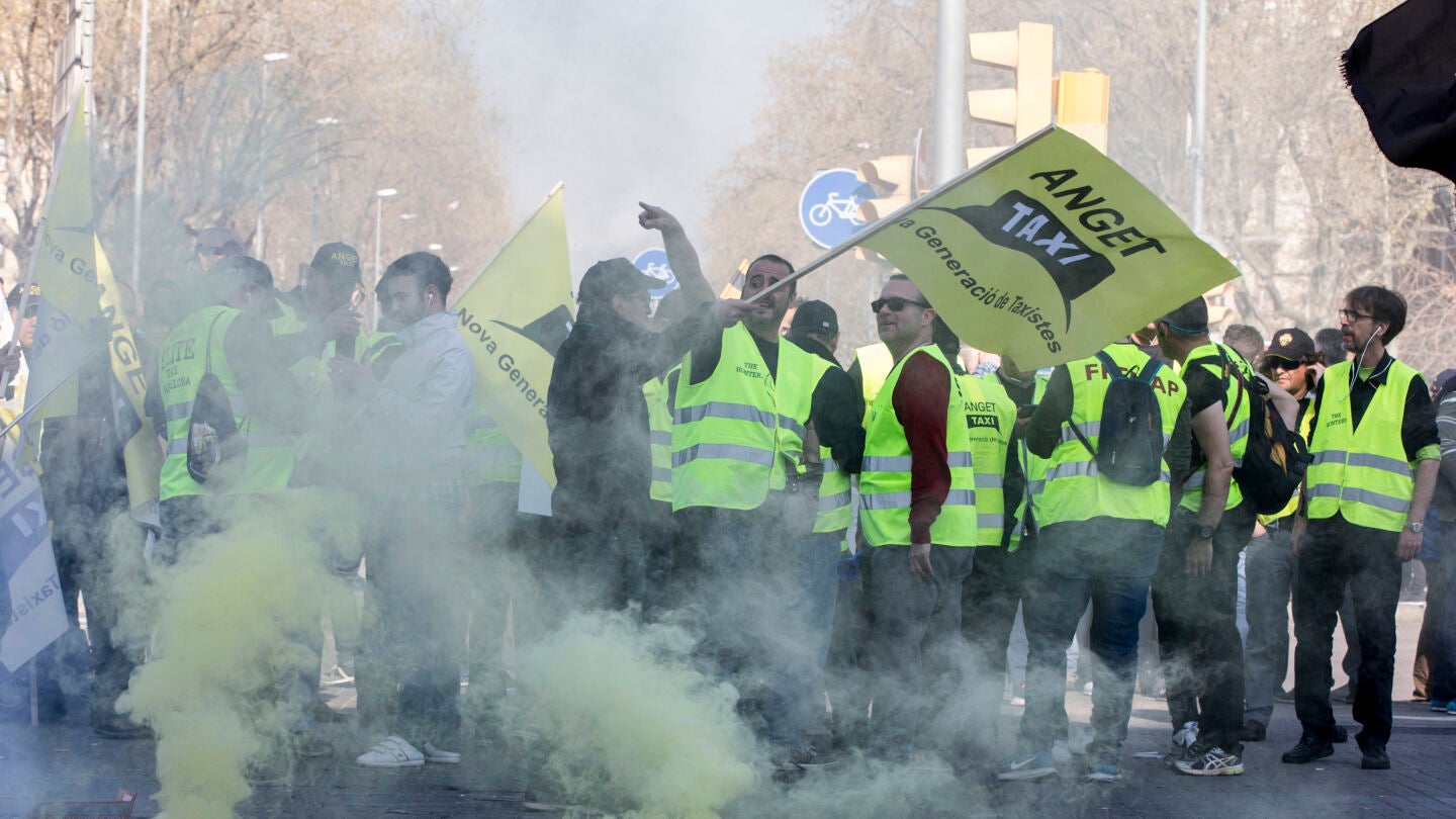 Varios taxistas protestan por el centro de la ciudad durante la huelga de taxistas