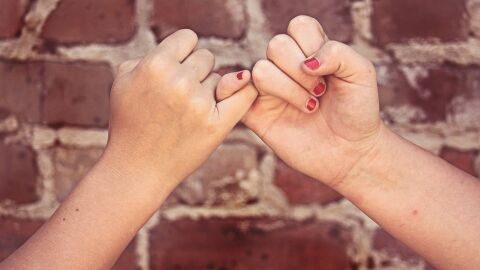 Tienes la mano izquierda tan sobada que podrías echar un pulso chino contra ti misma. 