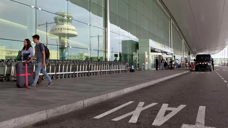 La parrilla de taxis en la Terminal 1 del Aeropuerto de Barcelona-El Prat