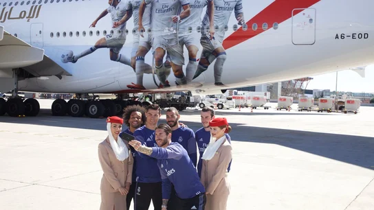 Los jugadores del Real Madrid posando enfrente del avión Los jugadores del Real Madrid posando enfrente del avión