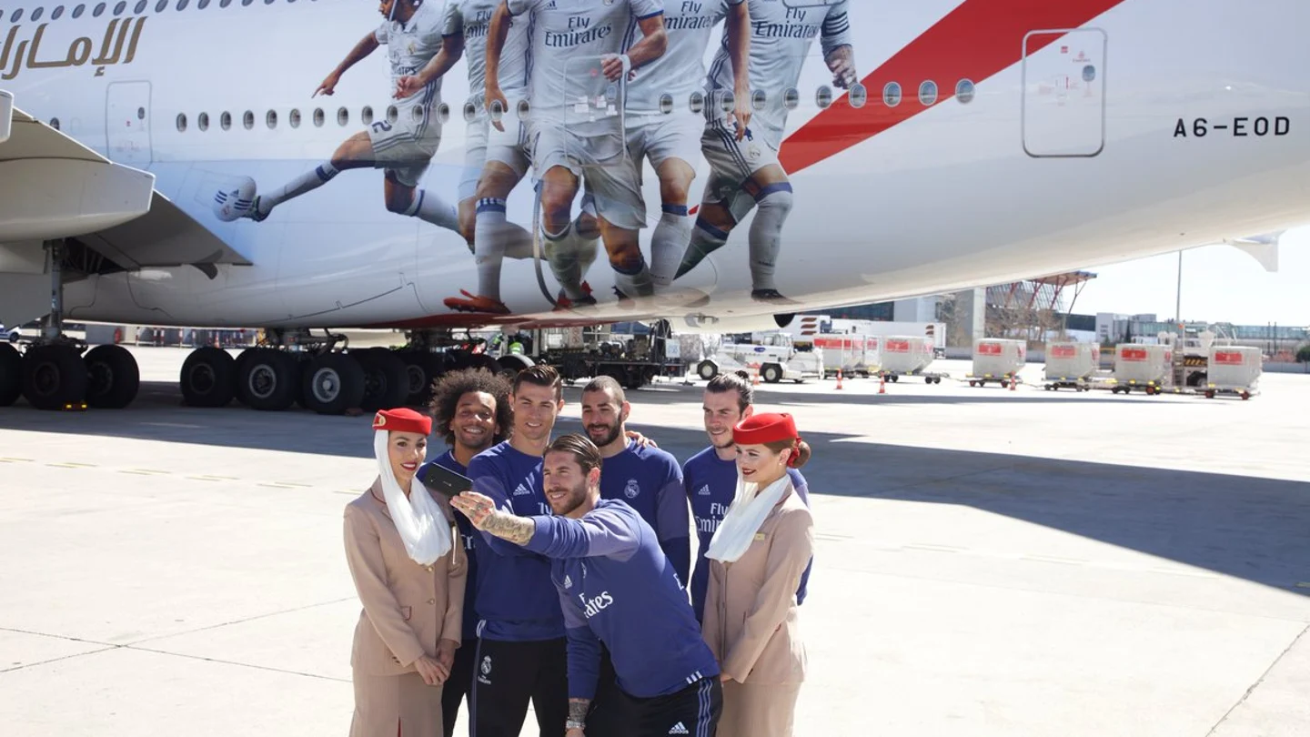 Los jugadores del Real Madrid posando enfrente del avión Los jugadores del Real Madrid posando enfrente del avión