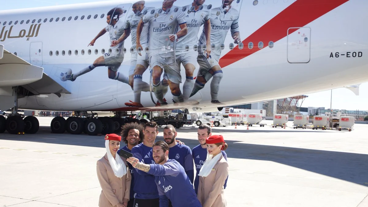 Los jugadores del Real Madrid posando enfrente del avión