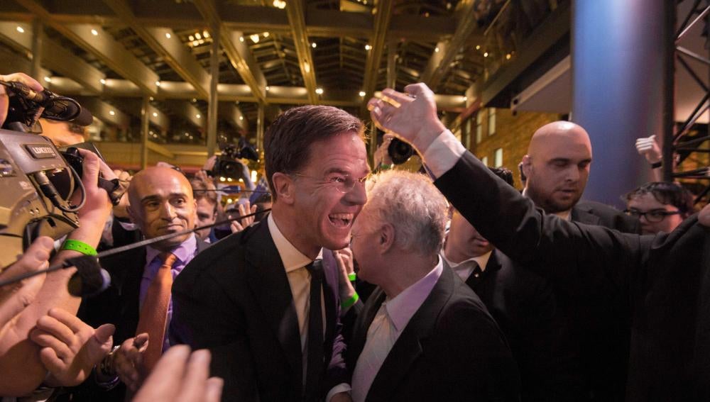 El primer ministro holandés Mark Rutte celebra su triunfo en las elecciones