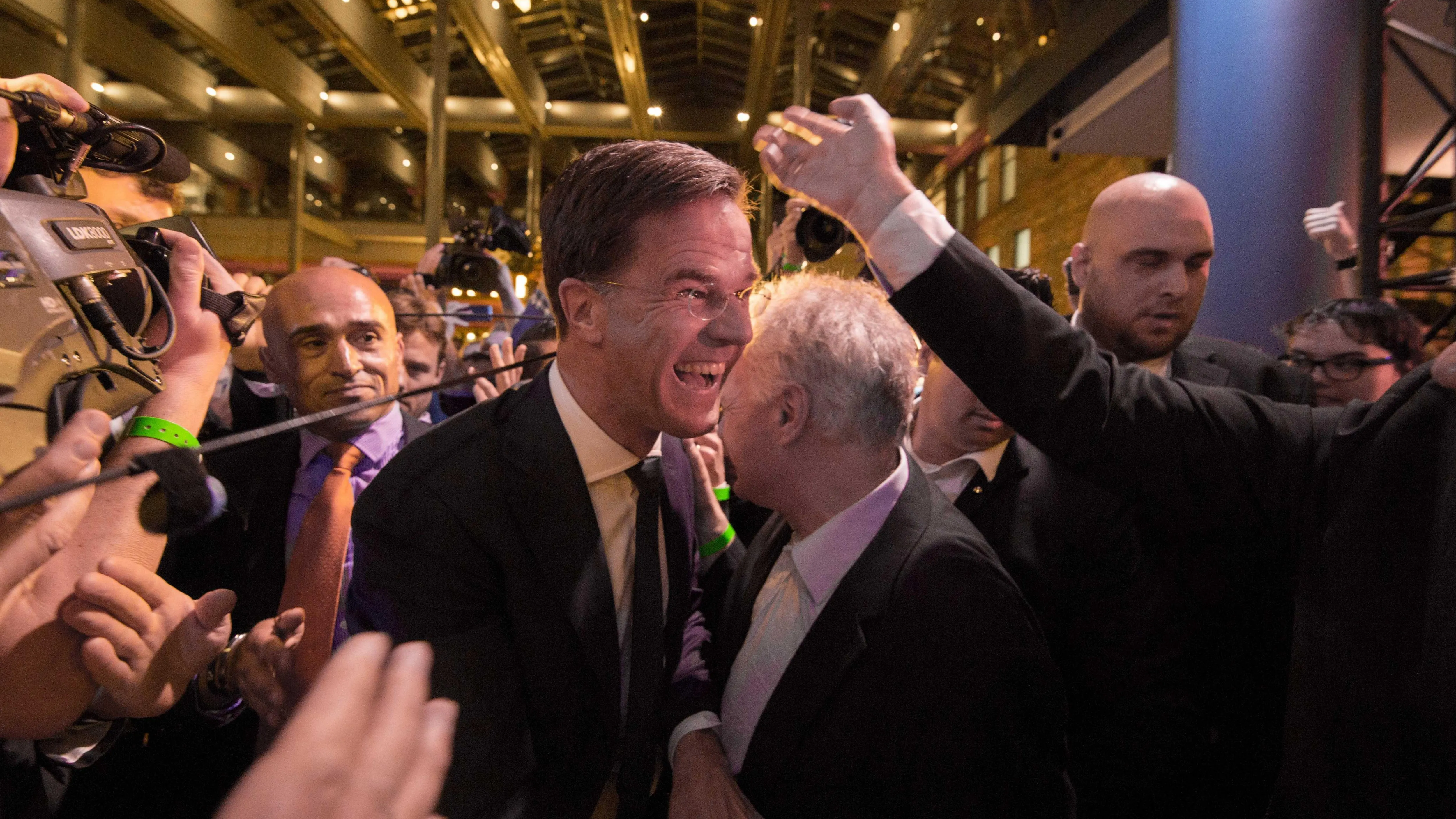 El primer ministro holandés Mark Rutte celebra su triunfo en las elecciones