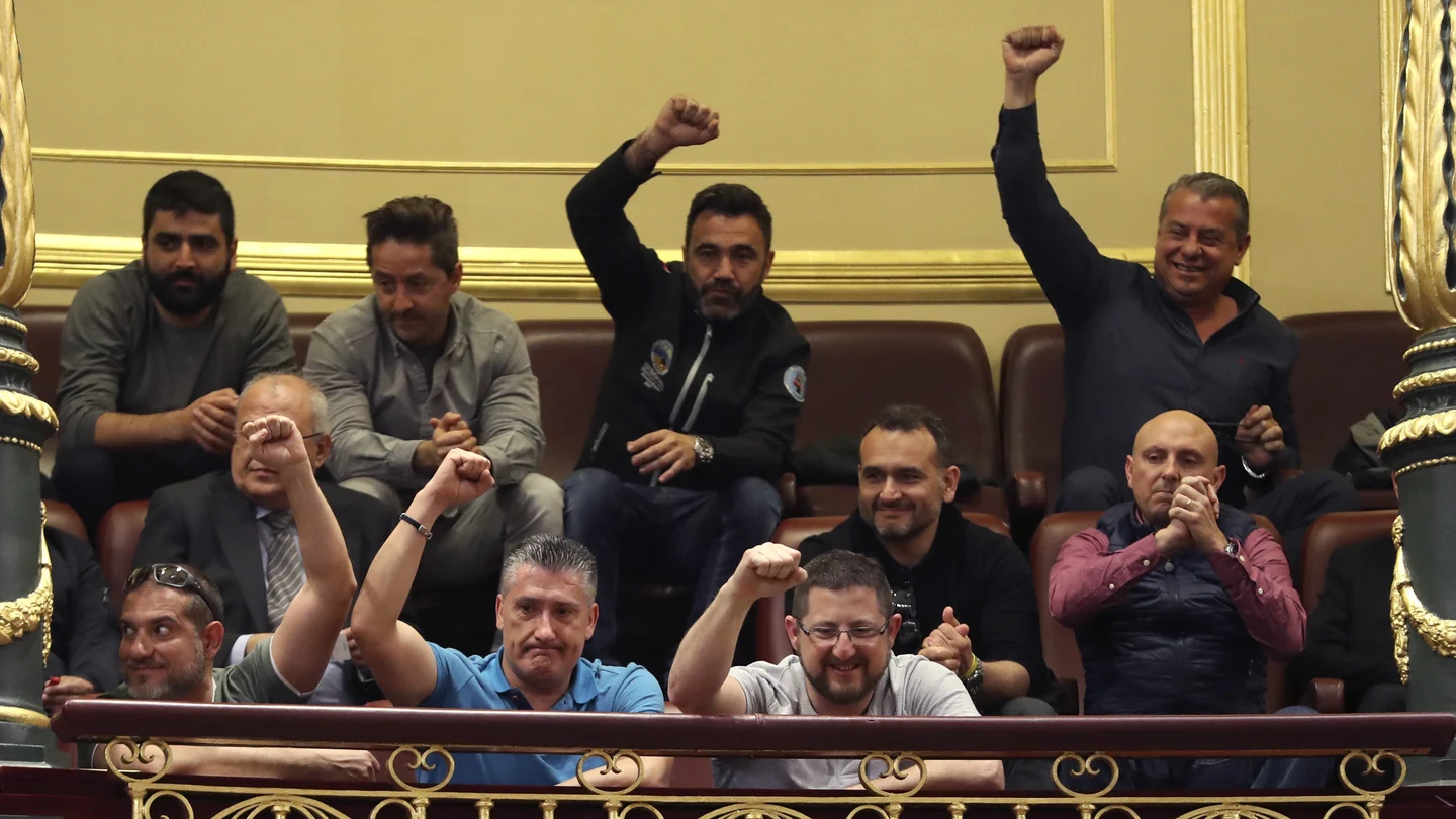 Un grupo de estibadores saludan desde la tribuna de invitados del Congreso Un grupo de estibadores saludan desde la tribuna de invitados del Congreso