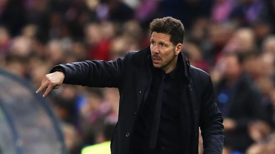 Simeone da instrucciones en la banda del Calderón Simeone da instrucciones en la banda del Calderón